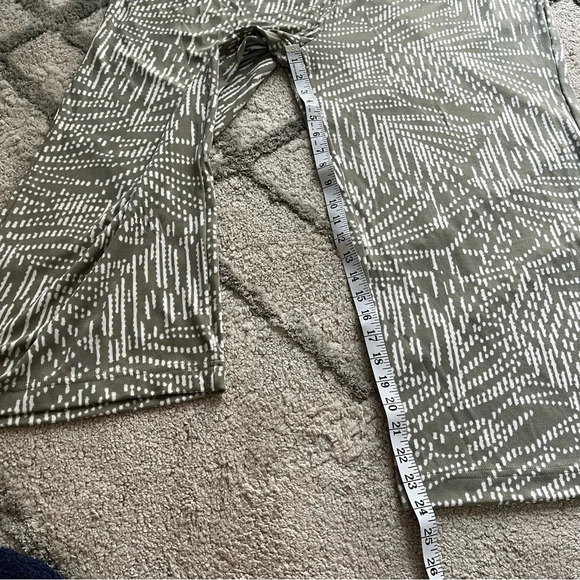 Chicos Travelers wide leg pull on pants sage green cream crop  4 / XXL new - Picture 4 of 8